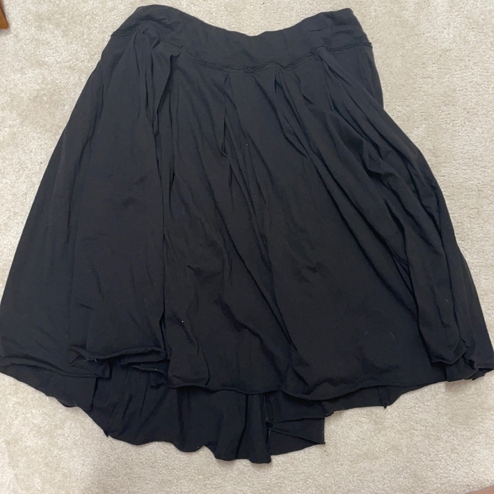 Adorable black flowy skirt ! Great for all occasions. Basically new !